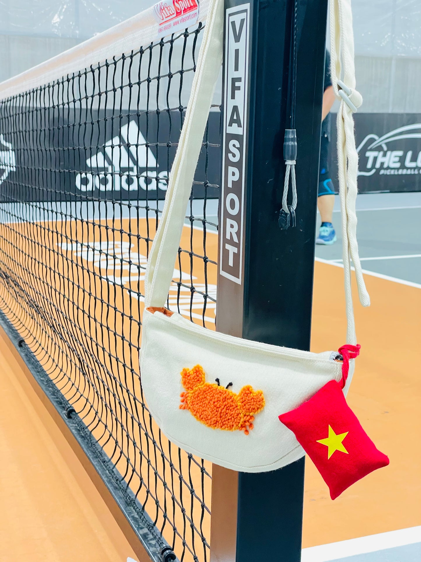Charm lá cờ Việt Nam
